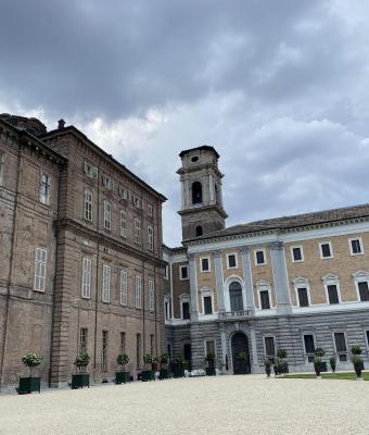 dettaglio-palazzo-reale-e-mani