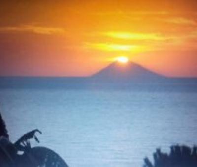 lo-stromboli-al-tramonto-da-capovaticano