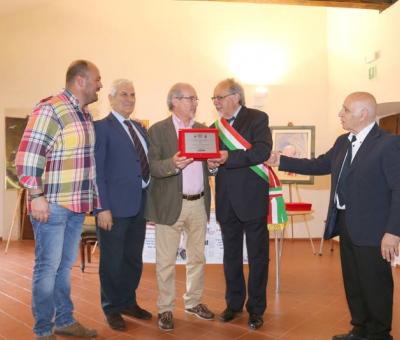 premiazione-con-targa-alla-mostra-ritratti-dei-papi