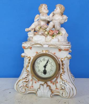 statuetta-con-orologio-e-putti