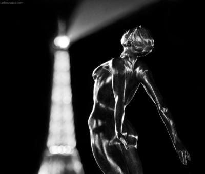 midnight-in-paris-la-fotografia-incontra-la-scultura-nelle-notti-parigine