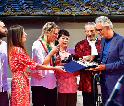 premiazione-con-un-mosaico-ad-andrea-bocelli-premio-incanto