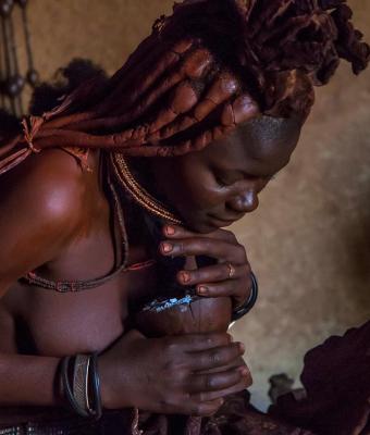 la-giovane-ragazza-himba-si-pr