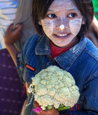 bimba-al-mercato-myanmar