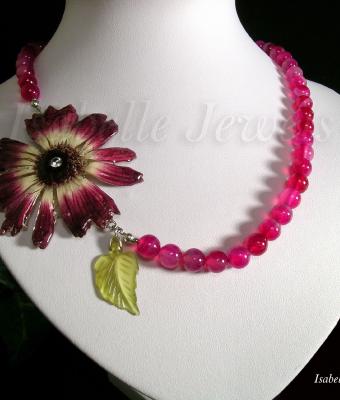 collana-fucsia-con-fiore-rosa