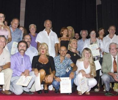 il-premio-arcobaleno-2011-della-bottega-dellarte-fra-gli-altri-a-katia-ricciarelli-luca-goldoni-e-debora-caprioglio