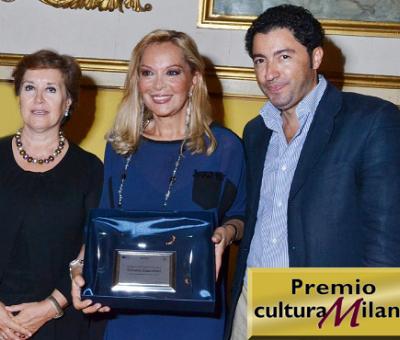 premio-cultura-milano-il-vice-prefetto-di-padova-consegna-la-prestigiosa-targa-alla-scrittrice-e-giornalista-silvana-giacobini