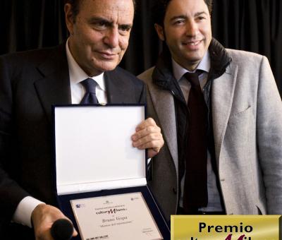 il-manager-salvo-nugnes-consegna-il-premio-cultura-milano-al-giornalista-bruno-vespa