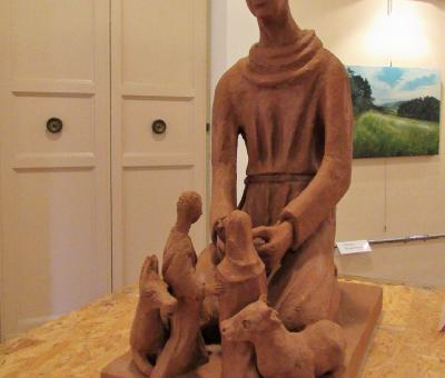 alberto-mingotti-scultore-della-ceramica-alla-mostra-linvisibile-monumento-in-ricordo-di-annalena-tonelli-a-forl