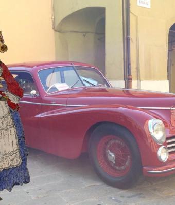 colombina-con-auto-d-epoca-b